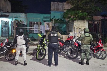 Desmantelan bodega de motos robadas en Cancún