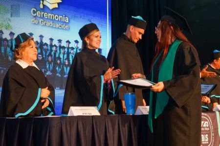 Pide Lili Campos a graduados dirigirse con ética en su vida profesional