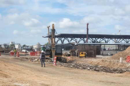 Trabajadores del Tren Maya abandonan la obra de la estación de Playa del Carmen