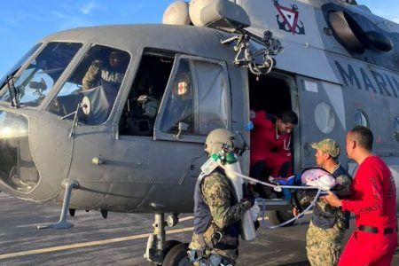 Helicóptero de la Semar aterriza de emergencia enredarse con un cable de la CFE