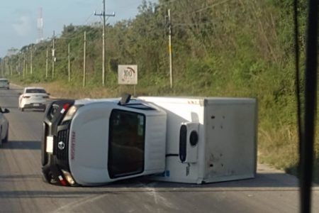 (Video) Vuelca vehículo de cargar cerca de Crococún