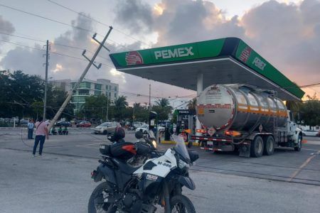 Camión de carga tira poste de la CFE
