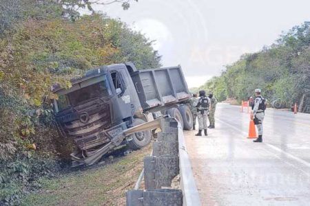 Camión del Ejército se sale de la carretera en el tramo Felipe Carrillo Puerto-Chetumal