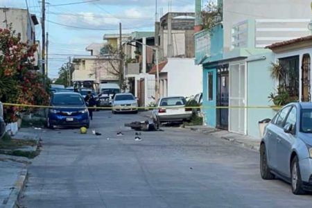 Balean un hombre en centro de la ciudad de Cancún