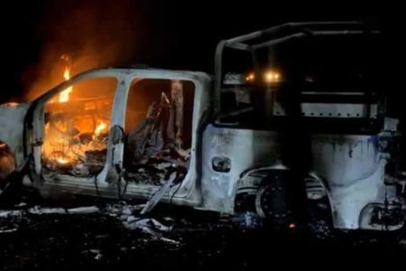 Normalistas de Ayotzinapa retienen a elementos de GN y queman dos patrullas