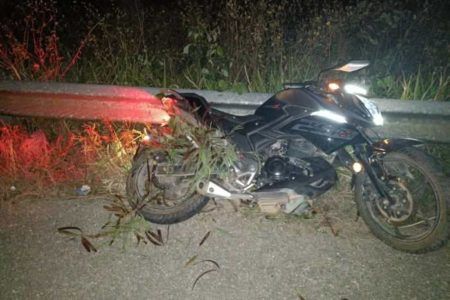 Un joven que manejaba una motocicleta perdió la vida al ser arrollado por un automovilista, en el tramo carretero José María Morelos-La Presumida