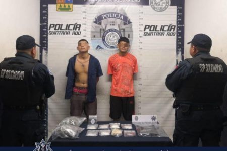 Atoran a dos narcomenudistas en diversas drogas en Playa Del Carmen