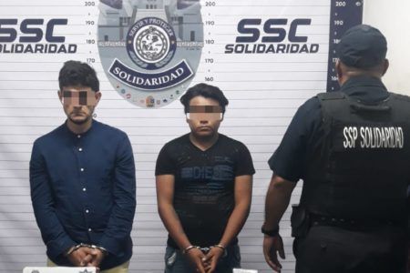 Aseguran a dos hombres que conducían una moto con reporte de robo