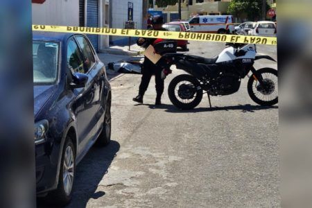 Un hombre recibe una descarga eléctrica y cae de una altura de 8 metros