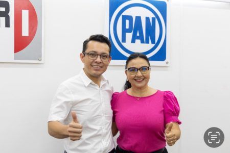 Se registra como candidato Raúl Aguilar ante la sede del Ieqroo en Chetumal