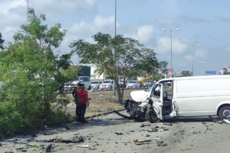 Chocan dos camionetas en la carretera Cancún-Puerto Morelos a la altura Bahía Petempich