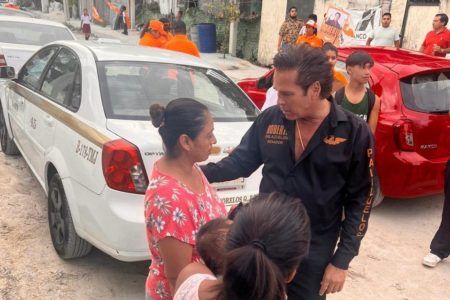 Halla Roberto Palazuelos calles destruidas y oscuras en Puerto Morelos