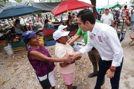 Gino segura recorre el tianguis de la 96