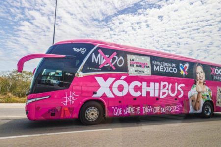 Xóchitl Gálvez estrena su “Xochibús” para traslados por tierra durante campaña