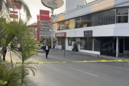 (Imágenes) Tres muertos y ocho heridos, el saldo de un ataque armado fuera de un bar en Cuernavaca