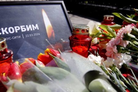 Suman 133 muertos tras el ataque terrorista en una sala de concierto, cerca de Moscú; hay detenidos