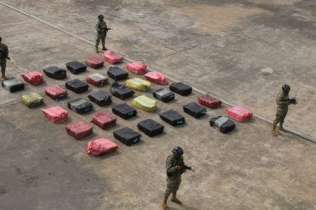La Semar asegura casi una tonelada de cocaína en costas de Michoacán