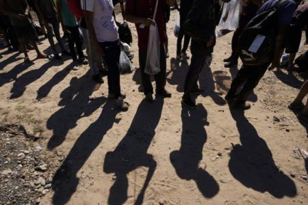 Corte de apelaciones frena nuevamente ley que permite a Texas detener y expulsar a migrantes