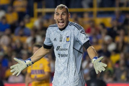 Nahuel Guzmán, portero de Tigres, ofrece disculpas a Esteban Andrada tras molestar con un láser a jugadores de Rayados