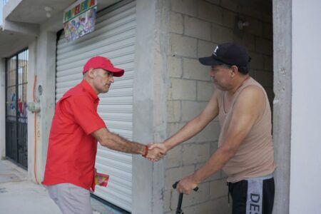Hugo Alday recorre Villas del Mar Plus para acercarse a las y los habitantes.