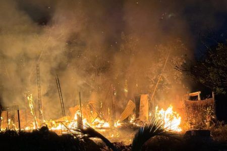 Arde palapa en la colonia Cuya Maya en Cancún