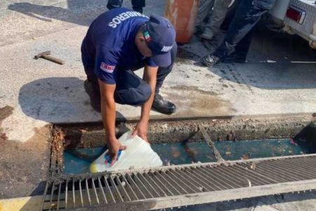 Tráiler derrama más 150 litros de diesel tras atorarse en un registro