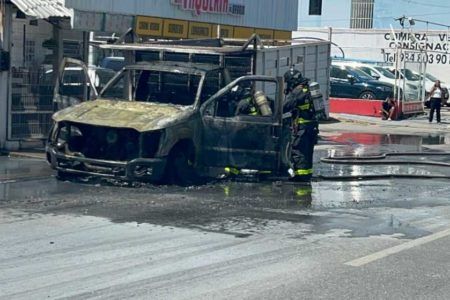 Se incendia camioneta por un cortocircuito en la Avenida 115
