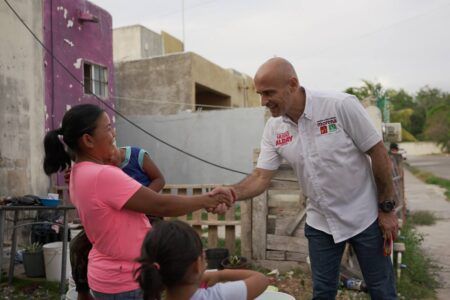 Hugo Alday, candidato en busca de la reelección, estrecha lazos con la comunidad del Distrito 5 de Cancún
