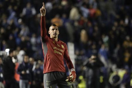 Tigres anuncia sanción a Nahuel Guzmán por usar un láser durante el Clásico regio para molestar a jugadores