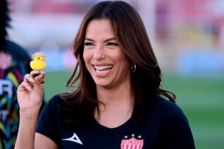 La actriz Eva Longoria, accionista del Necaxa, asiste al Estadio Victoria y presencia la derrota de los Rayos