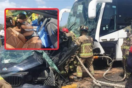 Fallece mujer rescatada entre los fierros de su vehículo, tras accidente que sufrió en la Av. Chac Mool