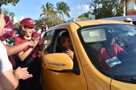 Recorre Estefanía colonia Ejido para escuchar problemáticas y ofrecer soluciones