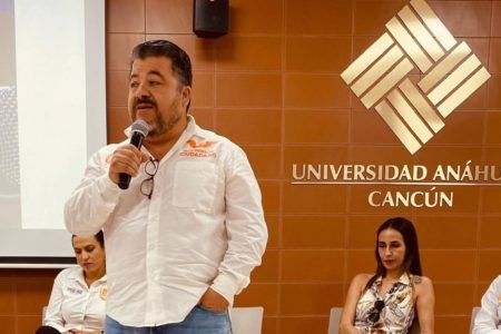 Carlos “Chapo” Guerra, único participante en foro de universitarios; sus oponentes desdeñan a estudiantes
