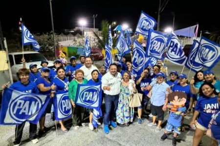 Geisler Fernández recorre la Colonia La Gloria en Isla Mujeres.