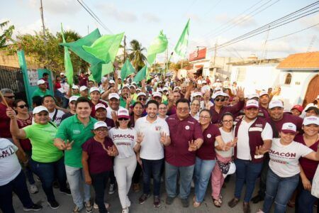 Reciben candidatos de la coalición “Sigamos Haciendo Historia en Quintana Roo”, el respaldo de las y los habitantes de la colonia INVIQROO Cuzamil