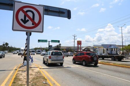 Aviso de cambios de circulación vial, en el boulevard Playa del Carmen
