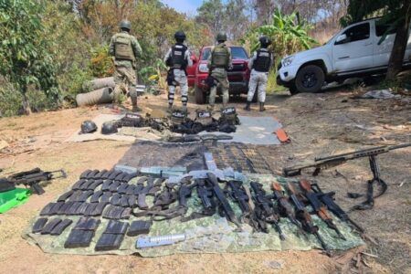 Aseguran campamento y arsenal de presuntos integrantes del CJNG