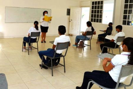 Docentes de educación básica advierten suspender labores por retrasos en sus pagos