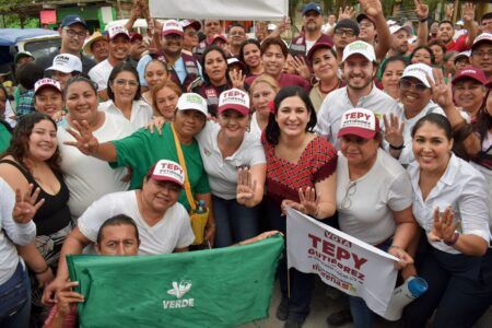 Estefanía Mercado visita vecinos de Cristo Rey y Villas Riviera