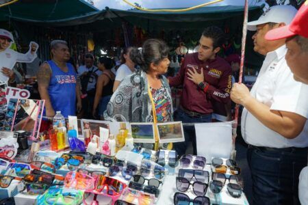 Gino asume compromiso con comerciantes y sus familias en compañía de Rubén Carrillo candidato a Diputado Local D3 recorren tiangue