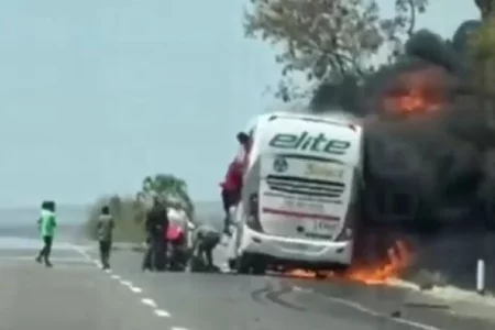 Autobús de pasajeros choca y se incendia en Sinaloa