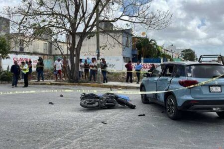 Muere motociclista al impactarse contra una camioneta sin casco