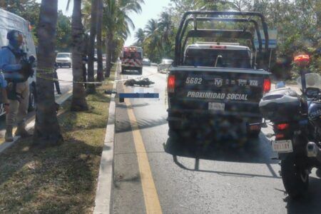 Se impacta motociclista contra palmera en la zona hotelera de Cancún