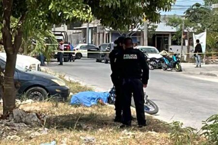 ¡Imparable la violencia en Cancún! Le siembran plomo a motociclista