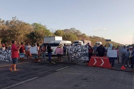Habitantes de Xcalak bloquean la carretera por constantes fallas de energía eléctrica