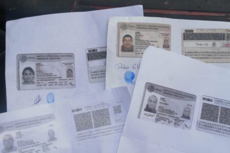 Cayeron tres personas que presuntamente compraban copias de credenciales de elector en Puebla