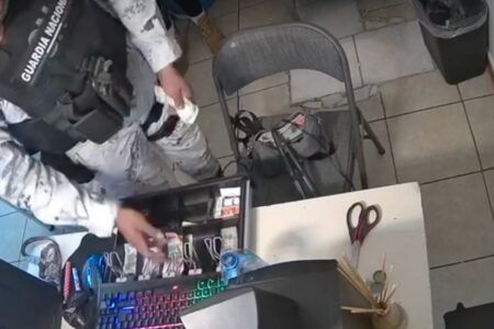 Captan a agentes de la Guardia Nacional robando dinero y mercancía de un negocio en Guanajuato