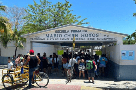 Protestan familias en escuela de Playa del Carmen,  por nuevo maestro expulsado de otro plantel