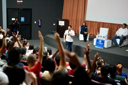 Dialoga Renán Sánchez con jóvenes de Cozumel sobre democracia y transformación