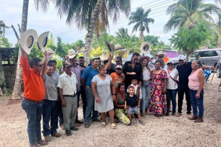 Roberto Palazuelos se compromete en Bacalar a revisar reducción de las tarifas eléctricas